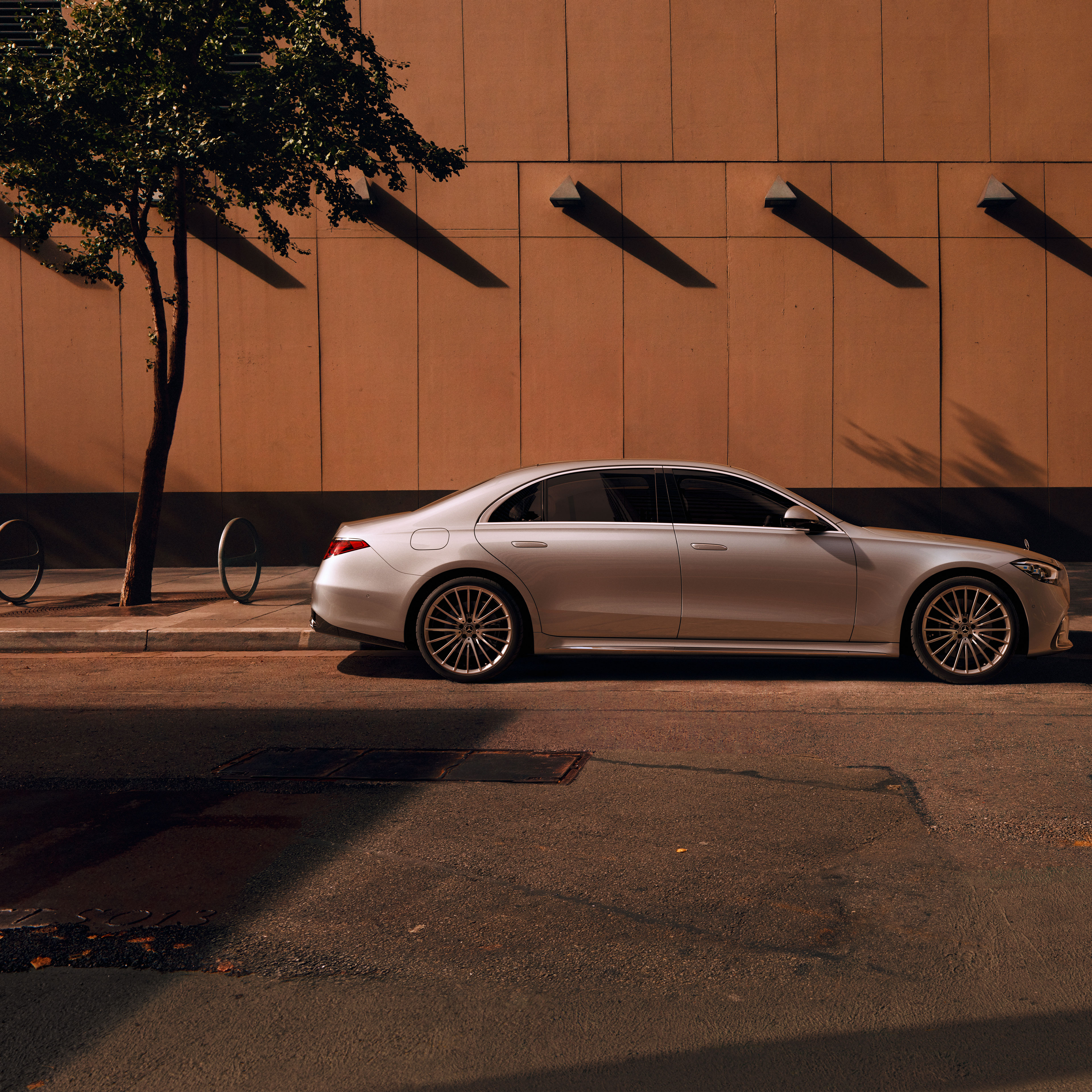 S-Class Saloon | Mercedes-Benz Side view of the Mercedes-Benz S-Class Saloon.