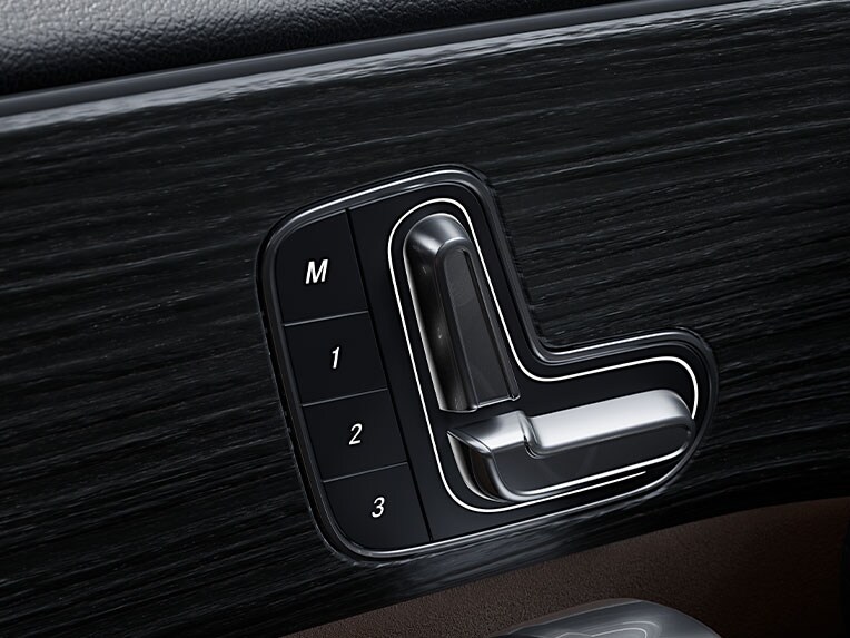 Electrically adjustable driver's seat with memory function in the Mercedes-Benz CLA Coupé.