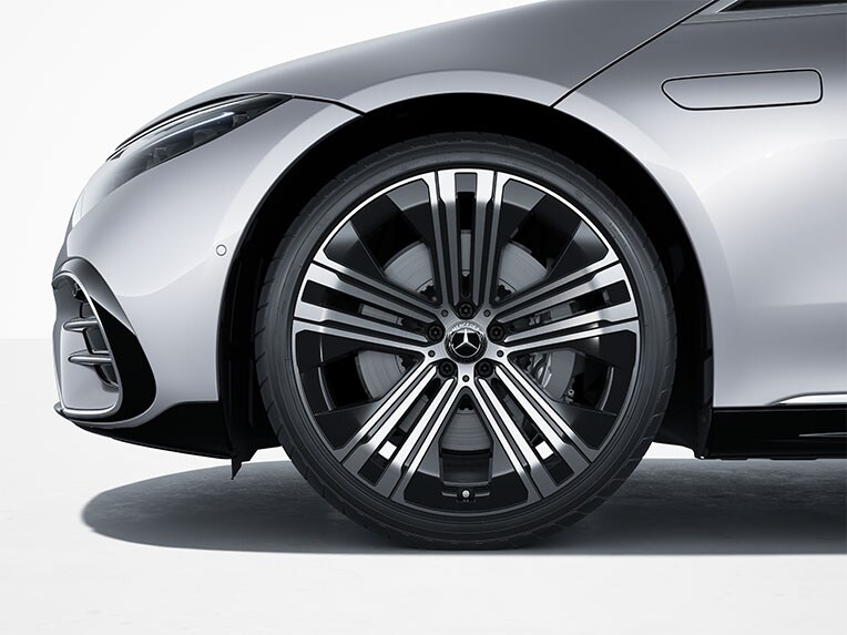 The 55.9 cm (22-inch) 5-twin-spoke light-alloy wheels on the EQS Saloon from Mercedes-EQ.