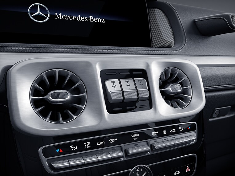 THERMOTRONIC automatic climate control in the cockpit of the Mercedes-Benz G-Class.