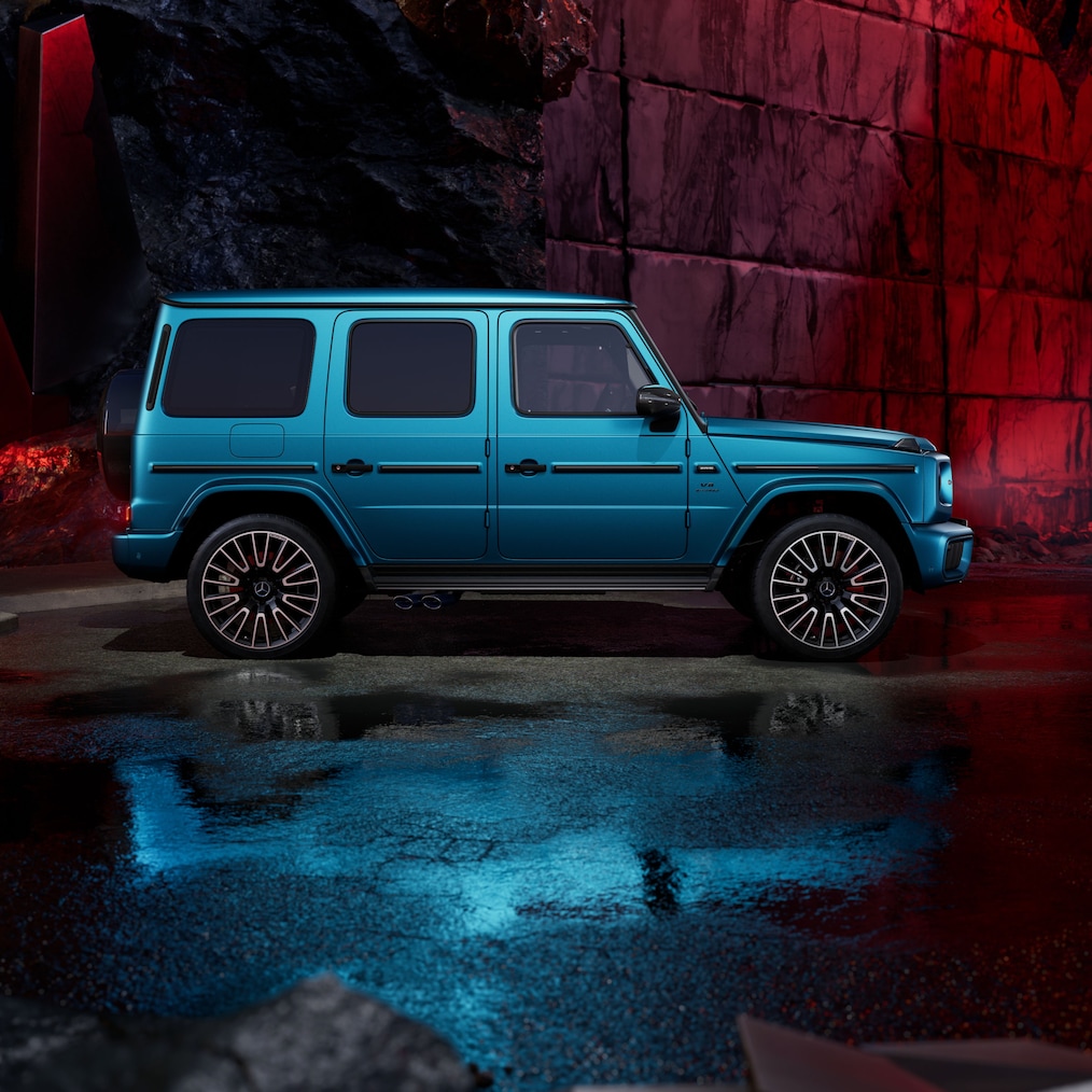 Frontal side view of a Mercedes-AMG G 63 with MANUFAKTUR hyper blue magno paint finish.