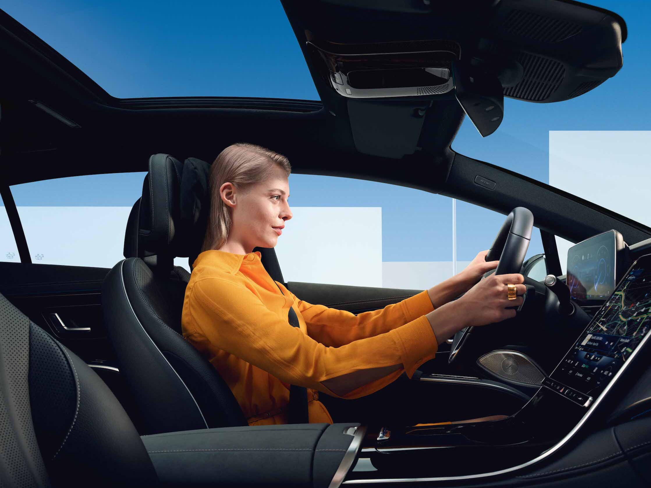 A woman is sitting in a vehicle provided by Mobilo.