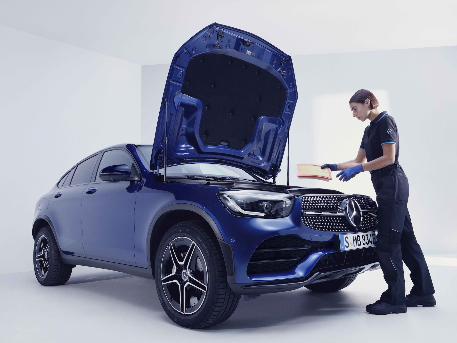 A Mercedes-Benz technician checks a vehicle on the test bench.