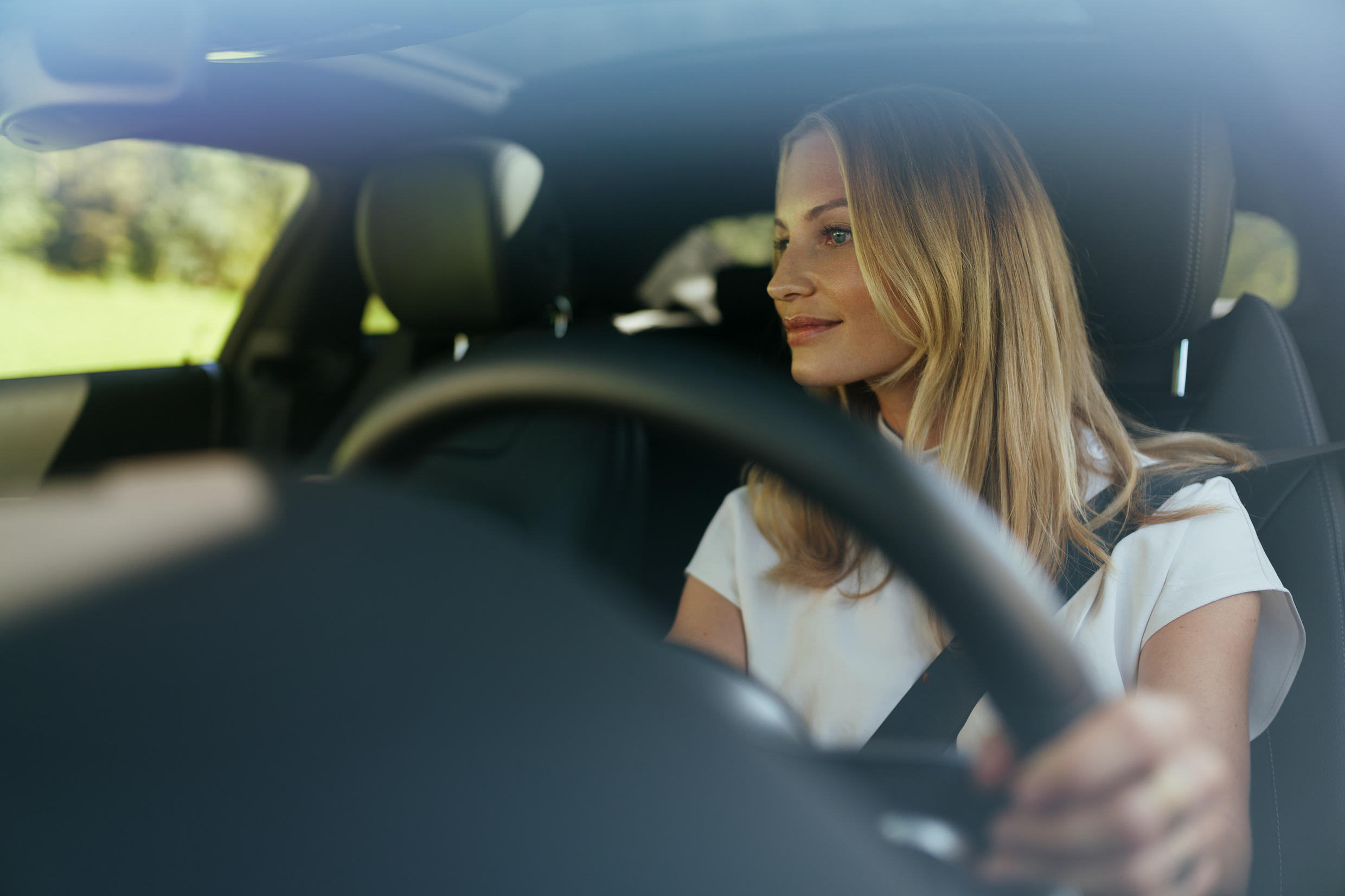 Drive with peace of mind with the Mercedes-Benz warranty. | Mercedes-Benz A relaxed woman at the wheel of her Mercedes.