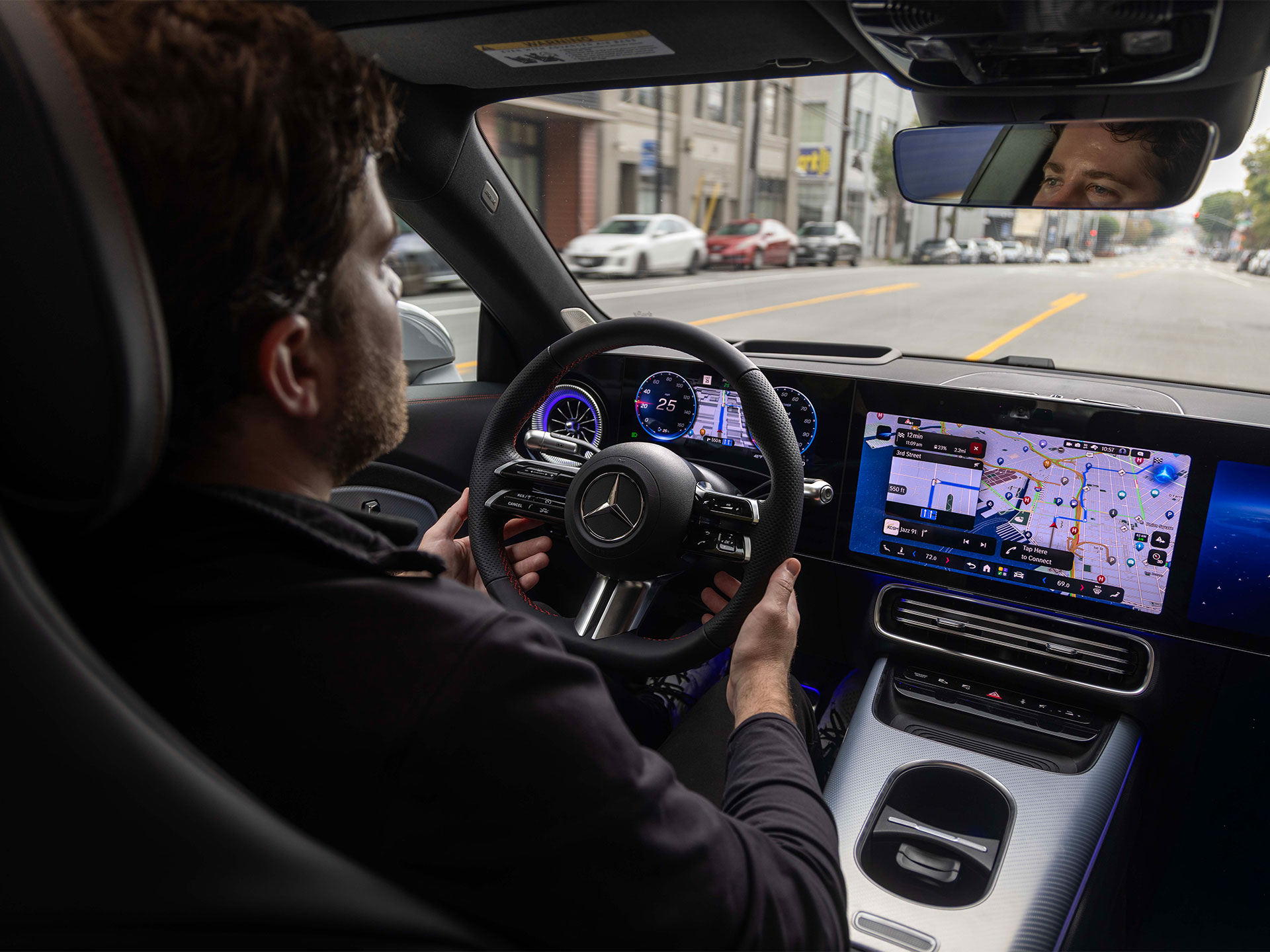 MB.DRIVE | Automated driving & assistance systems | Mercedes-Benz The cockpit of an Mercedes-Benz vehicle.